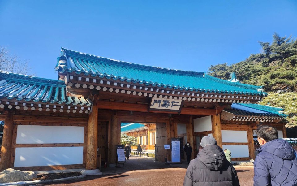 青瓦台の仁壽門の写真